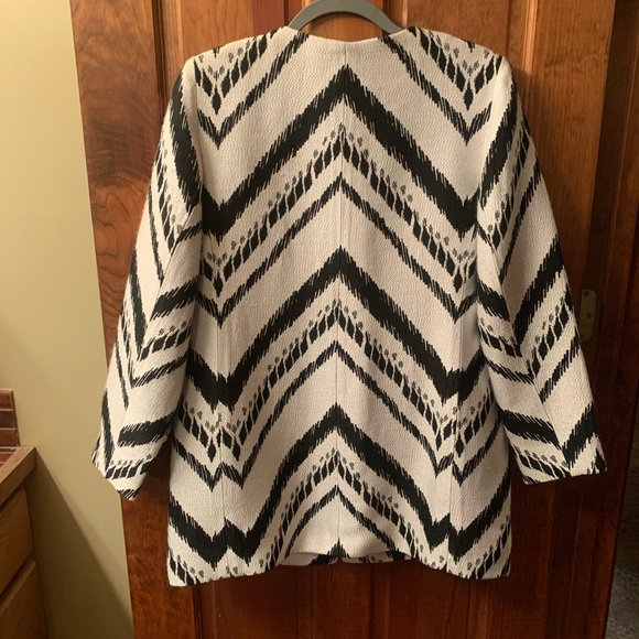 Chico NEW NEVER WORN, Black and Cream Chevron Topper, coat.Size 1 or 8-10 medium - Picture 4 of 5